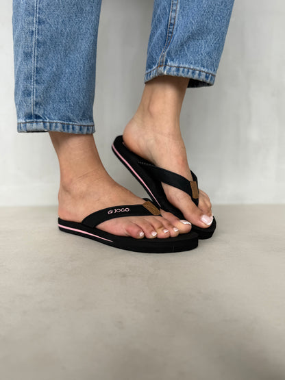 14389 – Chancletas Negras con Detalle Rosa