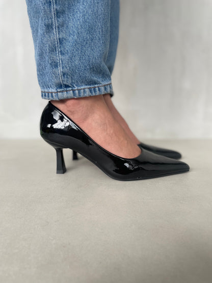 14423 – Tacones Negros de Charol con Punta Fina y Tacón Delgado