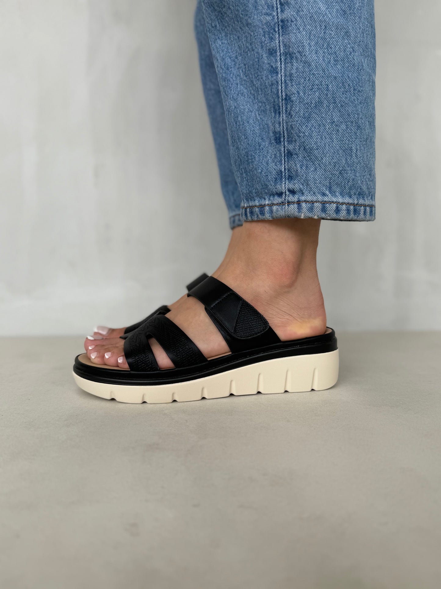 14032 - Sandalias Plataforma para Mujer en Negro con Tiras Anchas