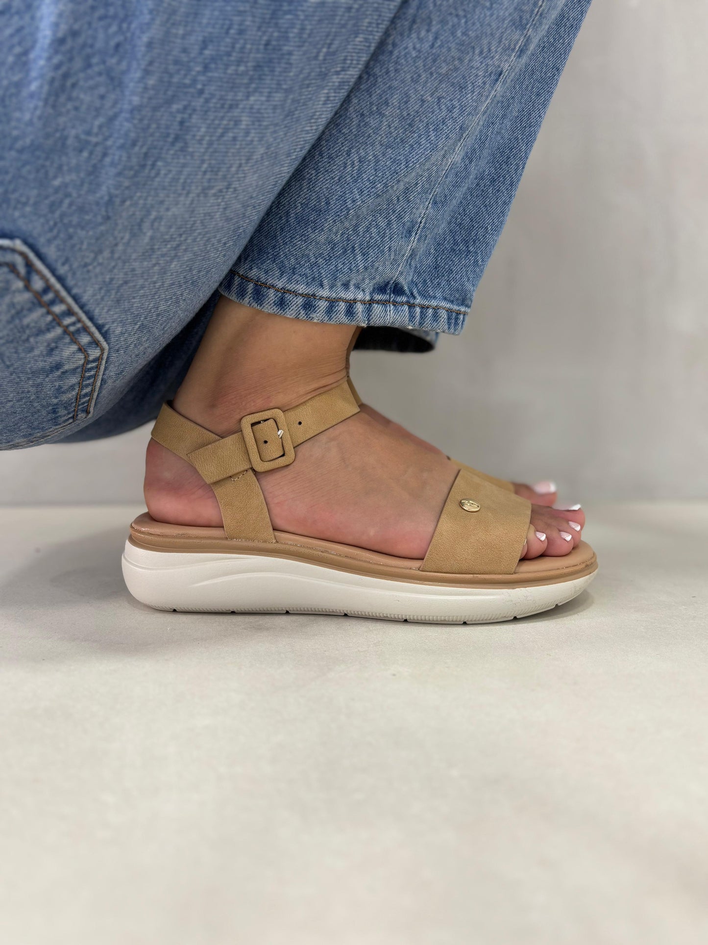 14369 – Sandalias Camel con Plataforma Ligera y Hebilla Ajustable