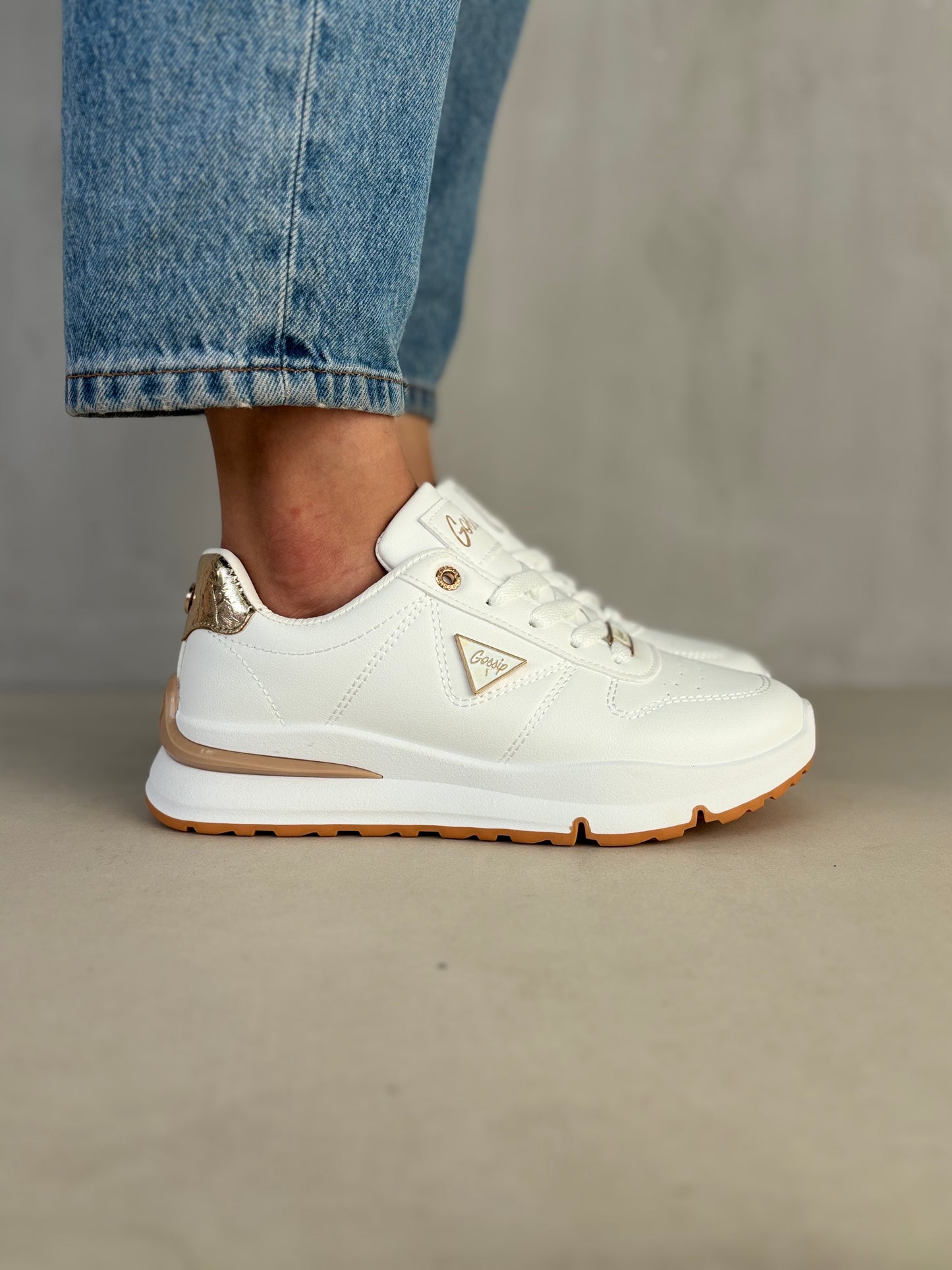 14340 – Zapatillas blancas con detalles dorados para dama