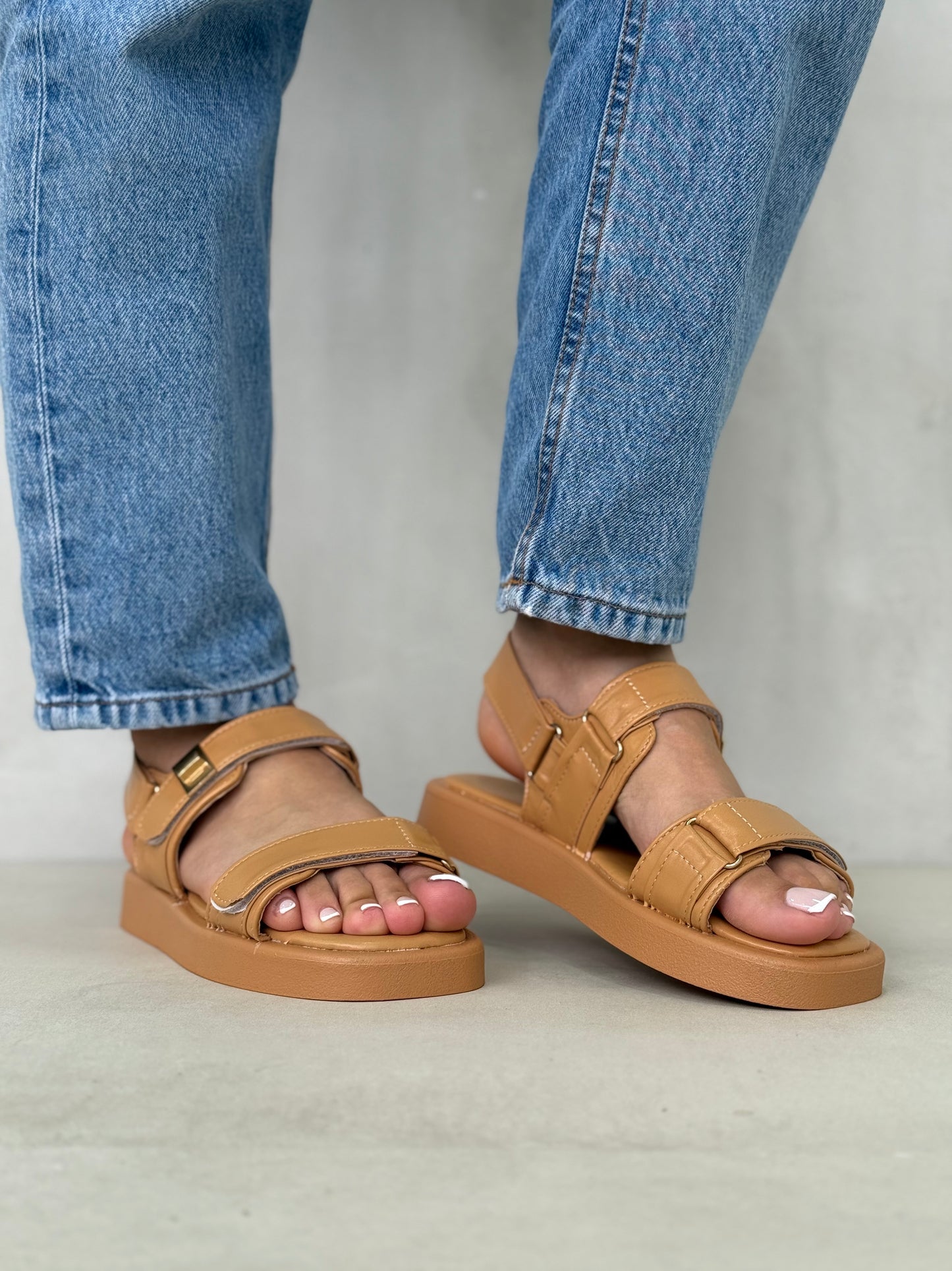 14047 - Sandalias con Velcro Ajustable