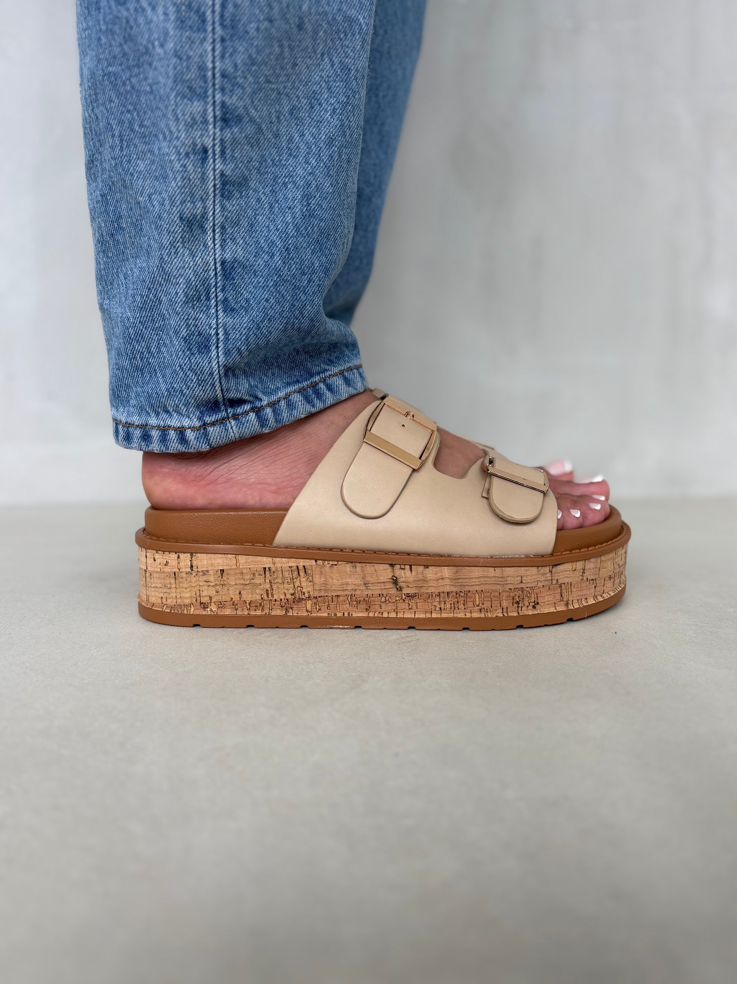 14355 – Sandalias Beige con Plataforma de Corcho y Hebillas Doradas