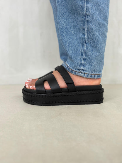 14344 – Sandalias Negras con Plataforma y Detalle de Costura Decorativa
