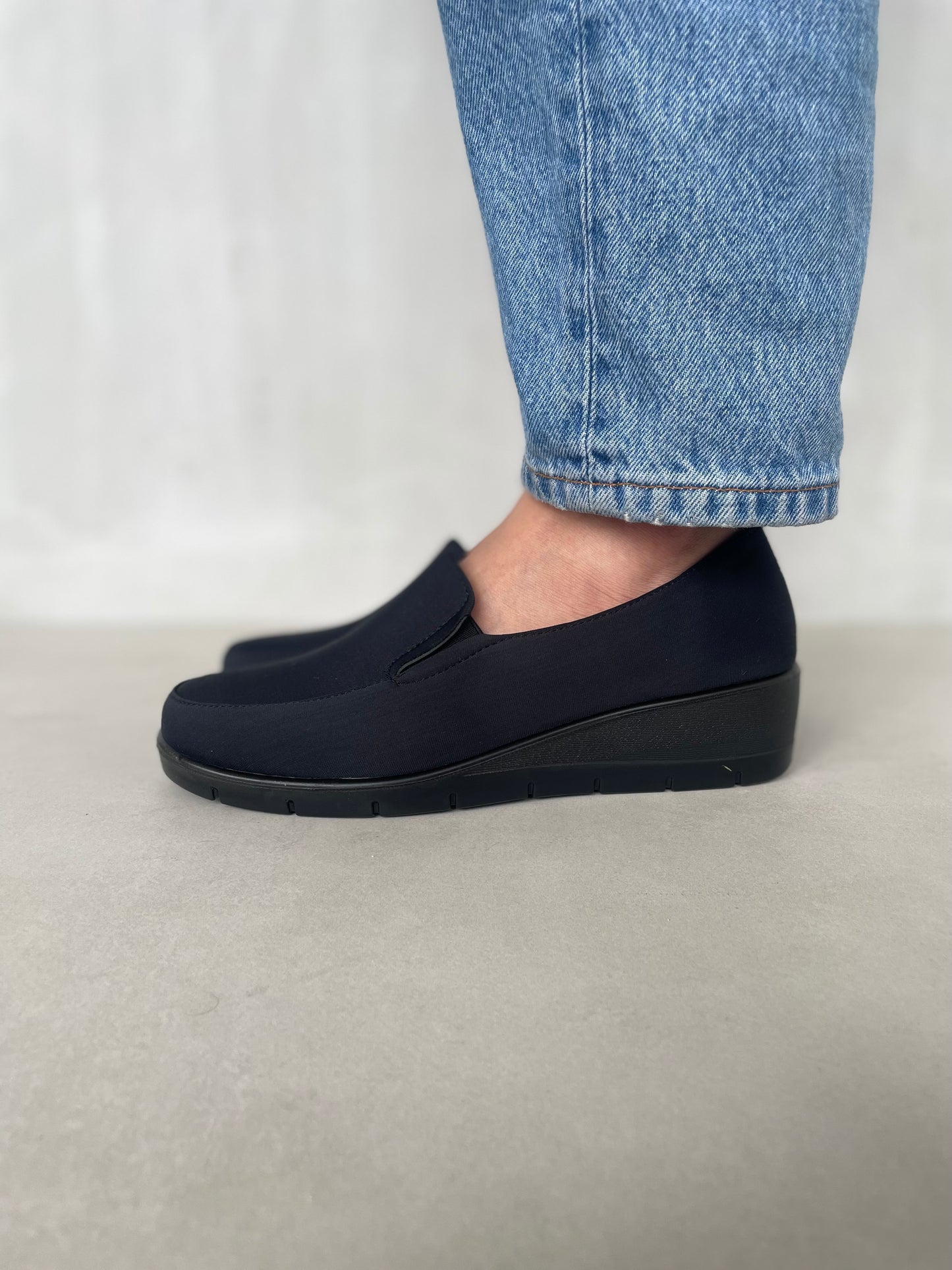 14084 – Zapatos Slip-On Negros Tejidos con Plataforma Ligera