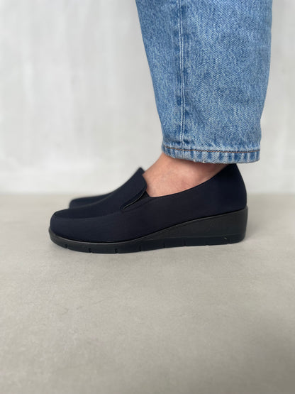14084 – Zapatos Slip-On Negros Tejidos con Plataforma Ligera