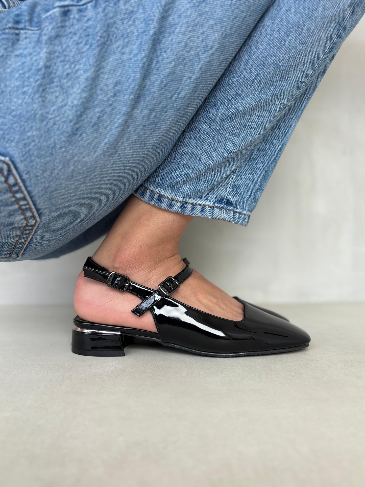 14062 - Zapatos Slingback Negros en Charol con Tacón Bajo