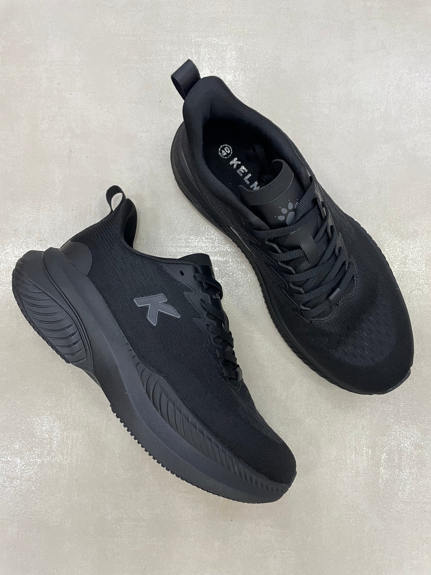 14240 – Tenis completamente negros para caballero Kelme