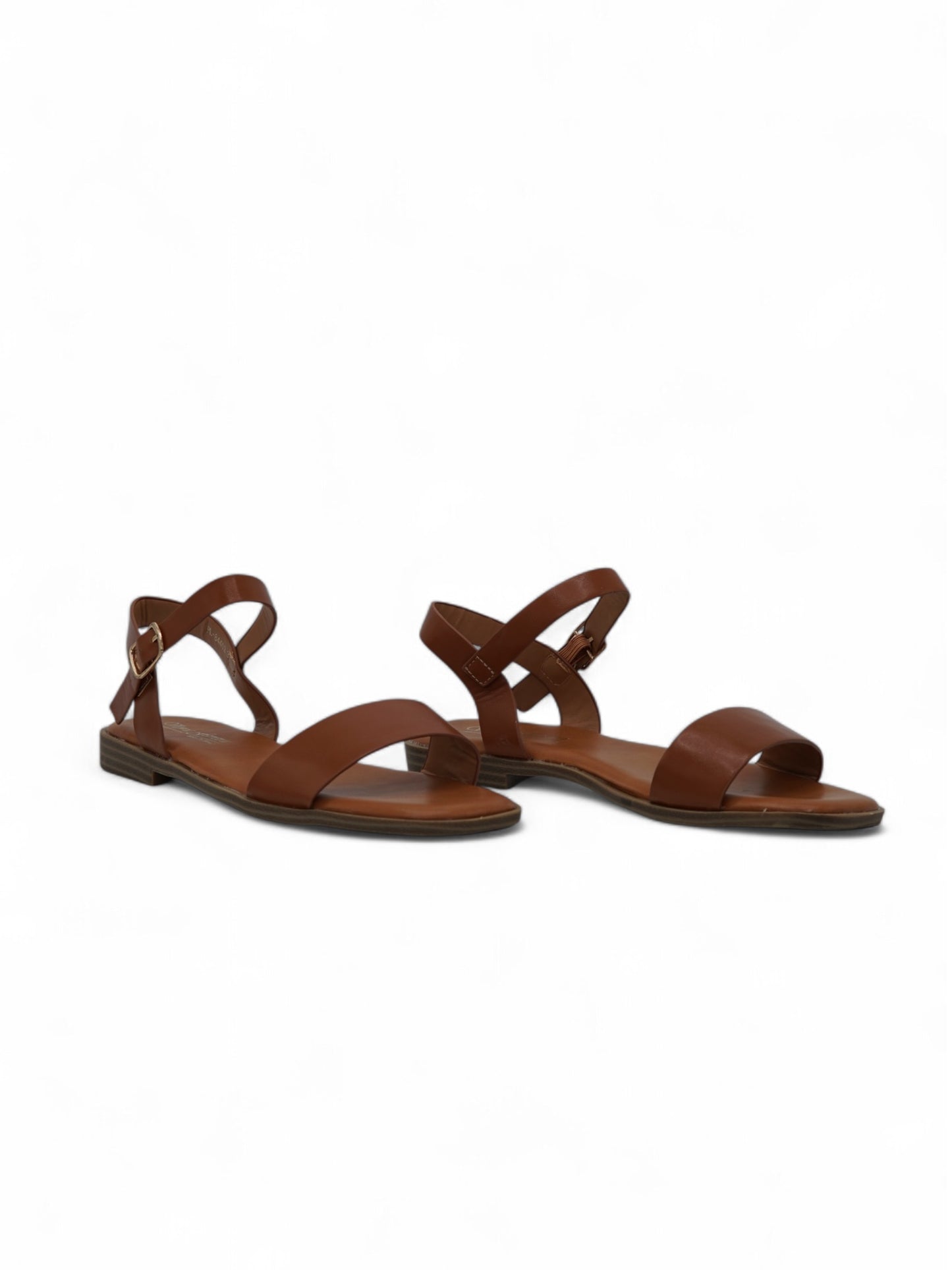 14411 – Sandalias Camel con Hebilla Dorada y Suela Baja