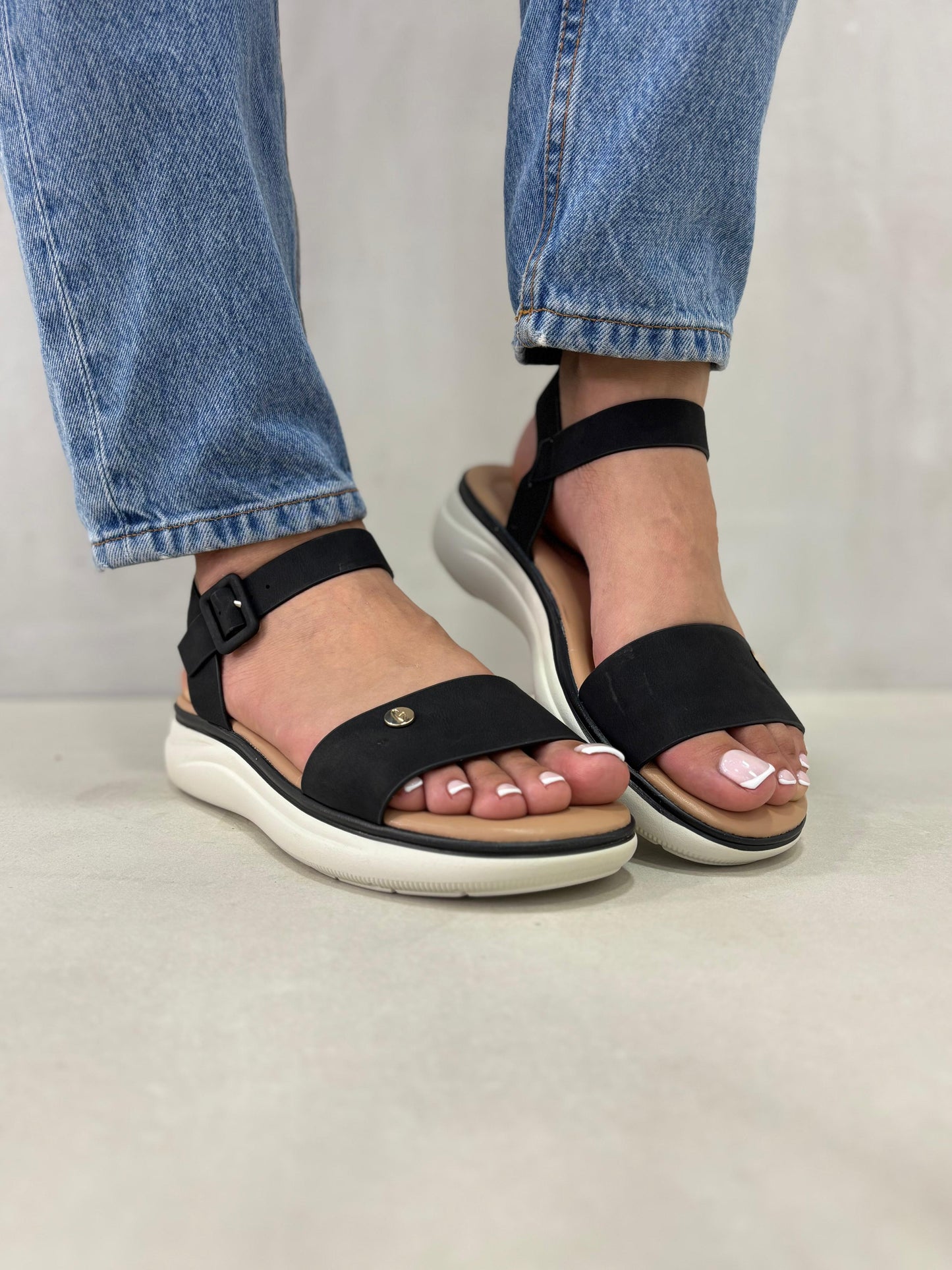 14368 – Sandalias Negras con Plataforma Ergonómica y Hebilla Ajustable