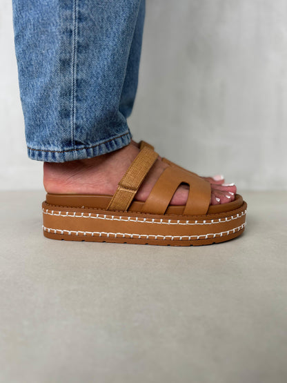 14345 – Sandalias Camel con Plataforma y Detalle Trenzado