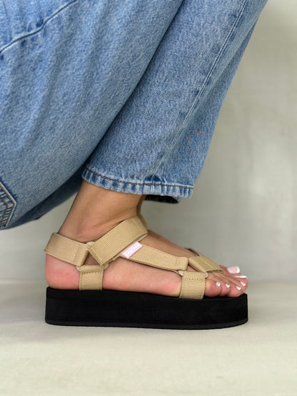 14050 - Sandalias Beige con Plataforma Negra ARREGLAR CODIGO