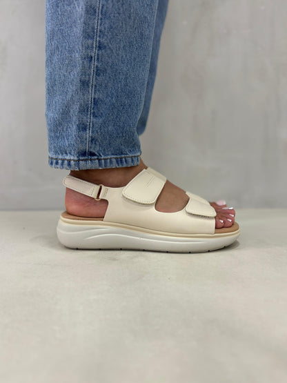 14358 – Sandalias Beige con Plataforma Ergonómica y Cierre de Velcro
