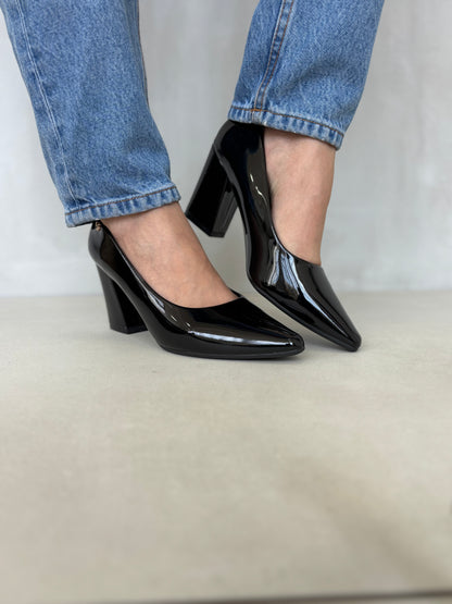 14254 – Zapatos negros de charol con tacón alto cuadrado para dama