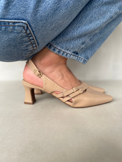 14249 – Zapatos Beige con Tacón Medio y Correas Cruzadas