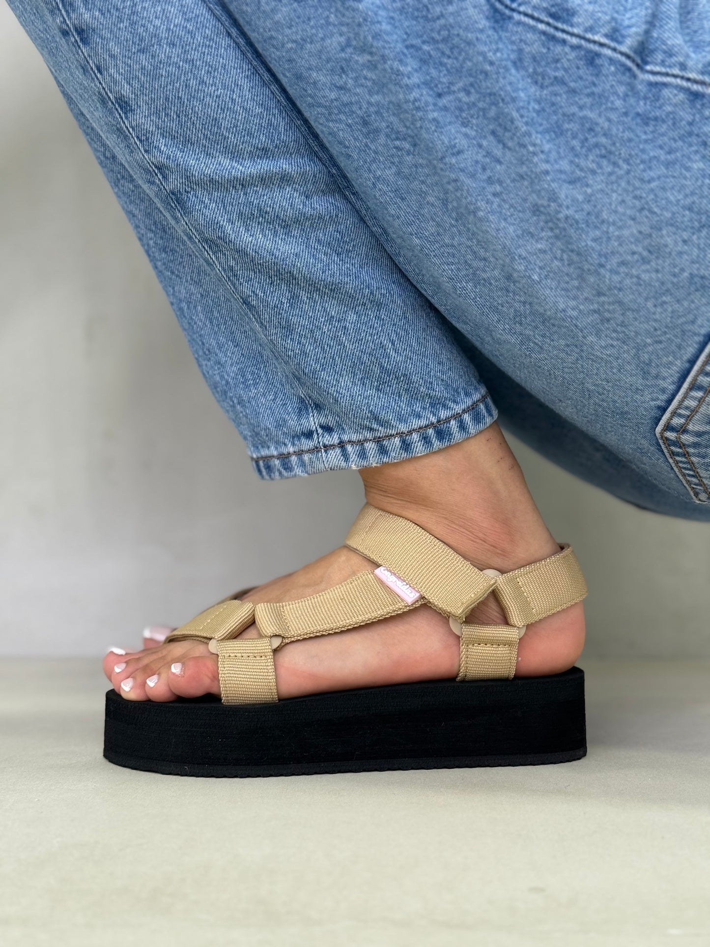 14050 - Sandalias Beige con Plataforma Negra ARREGLAR CODIGO