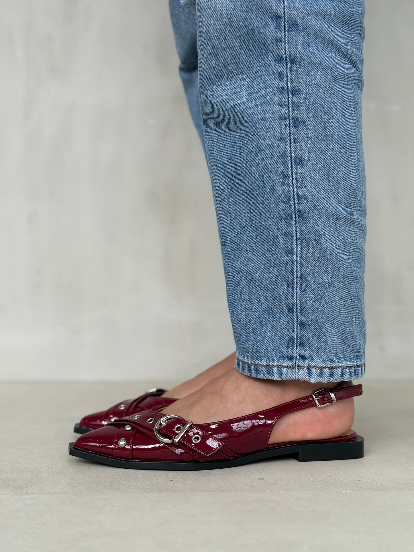 14096 - Zapatos Slingback en Charol Vino con Hebillas y Tachuelas