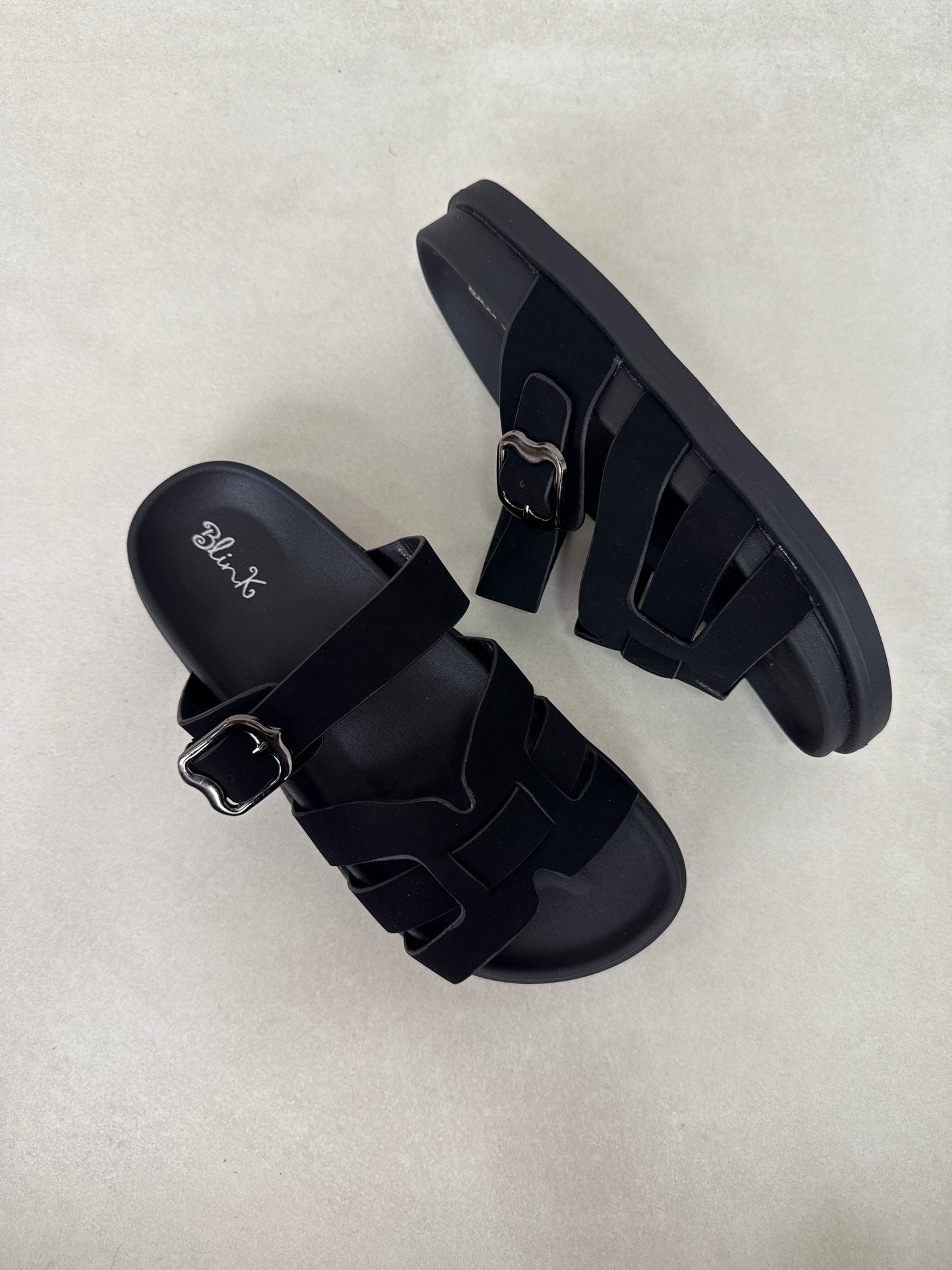 14480 – Sandalias Negras con Hebilla y Tiras Cruzadas