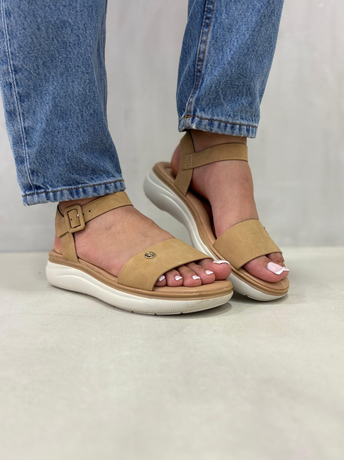 14369 – Sandalias Camel con Plataforma Ligera y Hebilla Ajustable