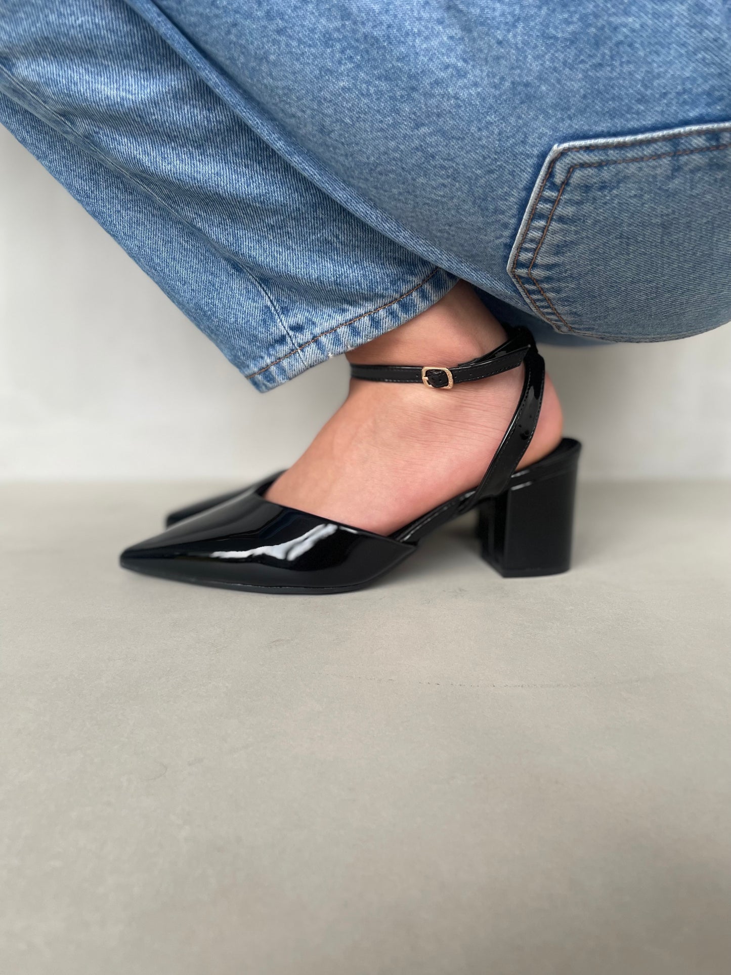 14251 – Zapatos negros de charol con pulsera y tacón cuadrado para dama