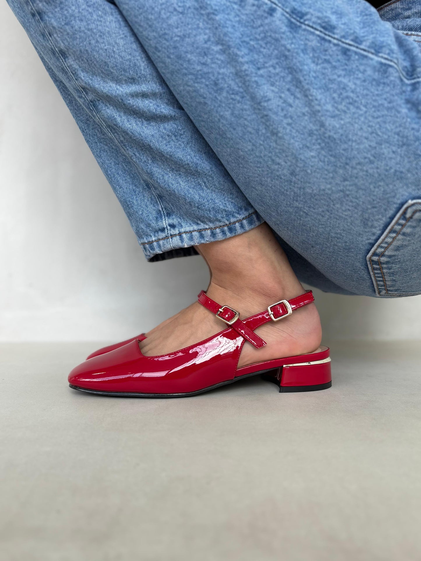 14063 - Zapatos Slingback en Charol Rojo con Tacón Bajo