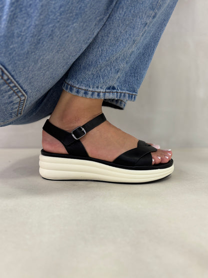 14323 – Sandalias Negras con Plataforma Bicolor y Hebilla Plateada