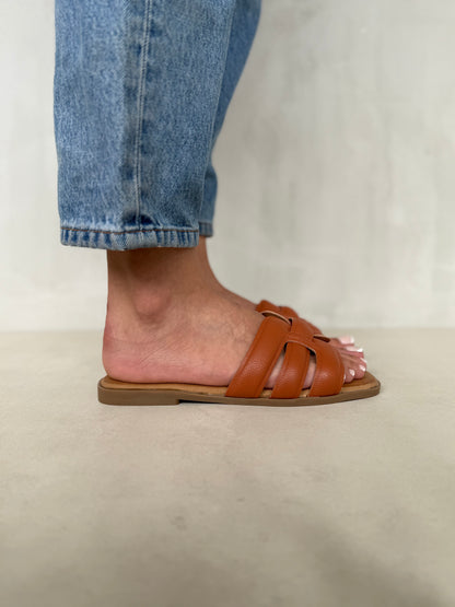 14042 - Sandalias Planas para Mujer en Color Vino con Tiras Acolchadas