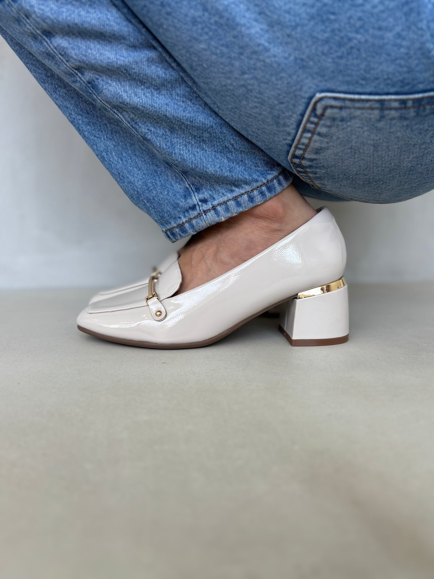 14258 – Zapatos off white de tacón medio con detalle dorado para dama
