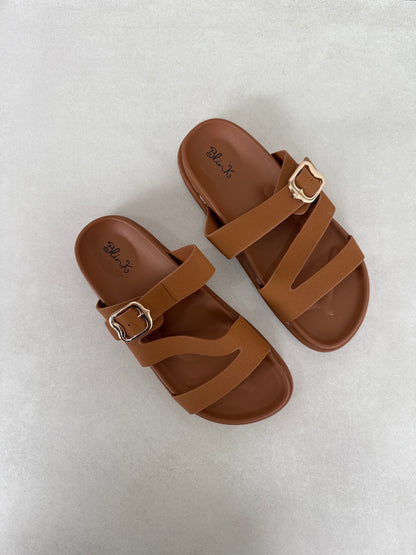 14474 – Sandalias Camel con Hebilla Dorada y Tiras Cruzadas