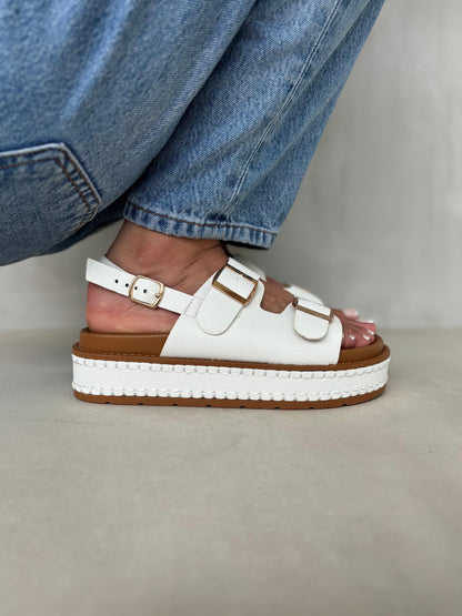 14349 – Sandalias Blancas con Plataforma Alta y Hebillas Doradas