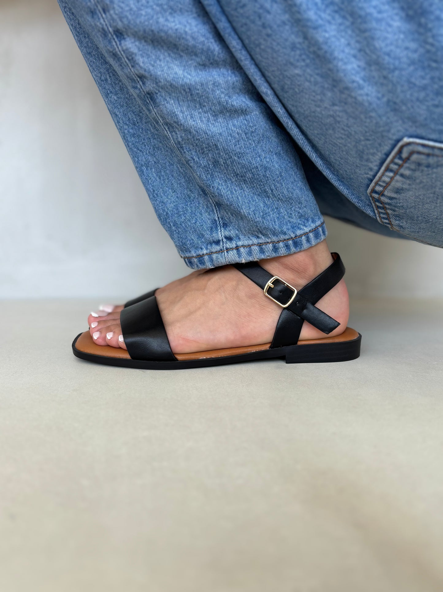 14410 – Sandalias Negras con Hebilla Dorada y Suela Baja