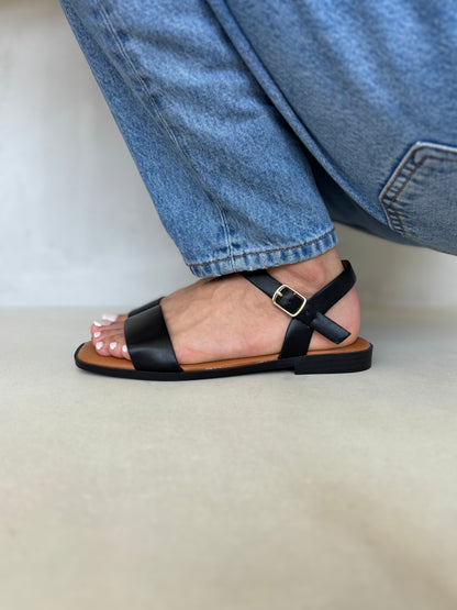 14410 – Sandalias Negras con Hebilla Dorada y Suela Baja