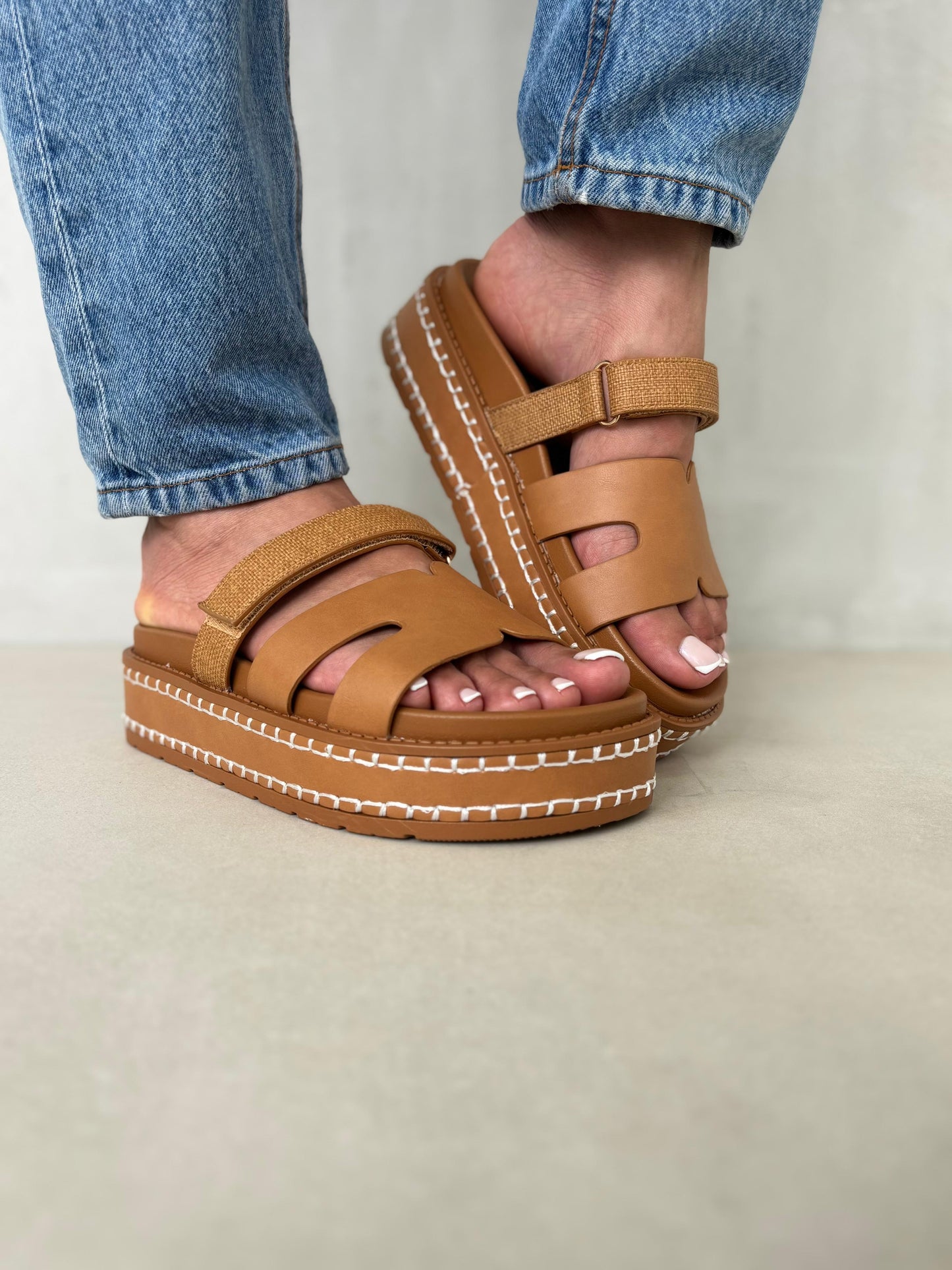 14345 – Sandalias Camel con Plataforma y Detalle Trenzado