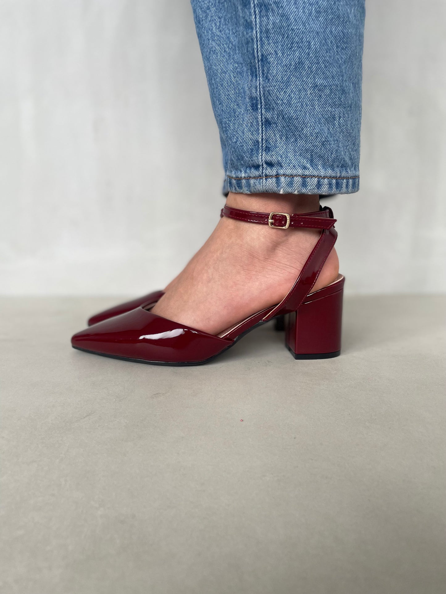 14252 – Zapatos burdeos de charol con pulsera y tacón cuadrado para dama