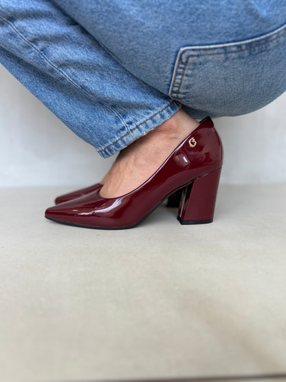 14255 – Zapatos burdeos de charol con tacón alto cuadrado para dama