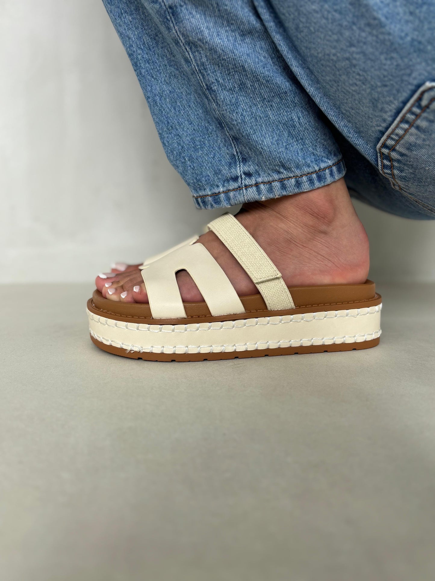 14346 – Sandalias Beige con Plataforma y Detalle Trenzado