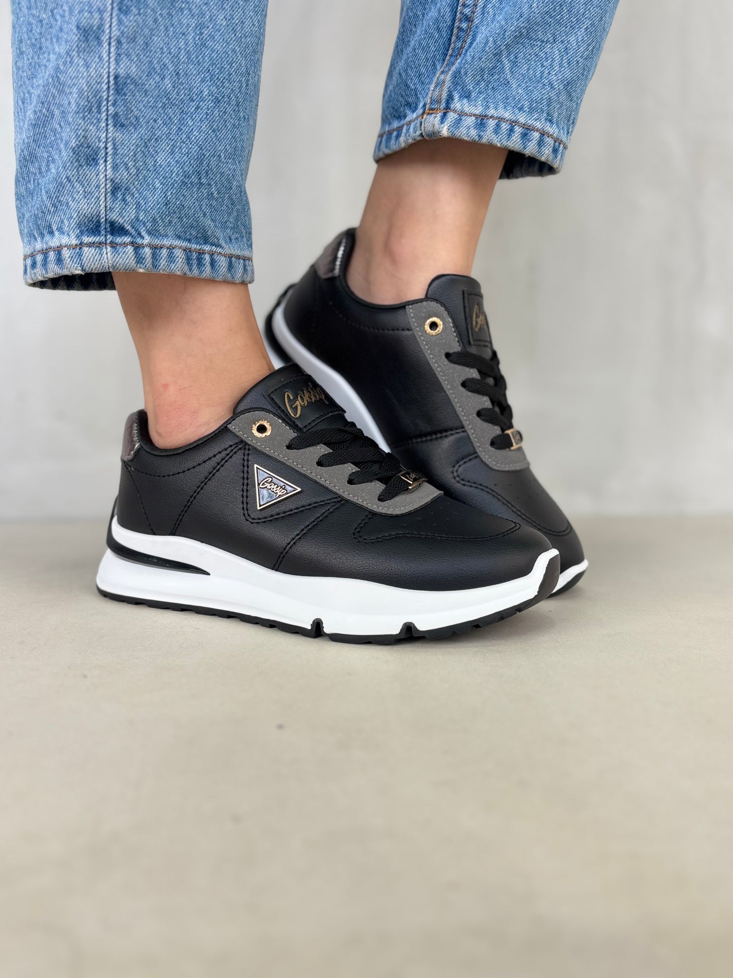 14339 – Zapatillas negras con detalles dorados para dama