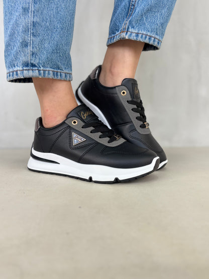 14339 – Zapatillas negras con detalles dorados para dama