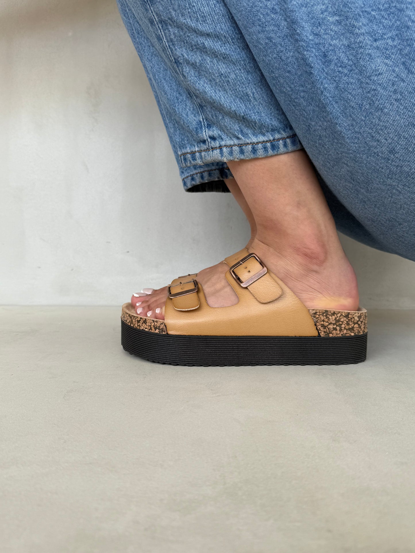 14283 – Sandalias taupe de plataforma con hebillas metálicas para dama