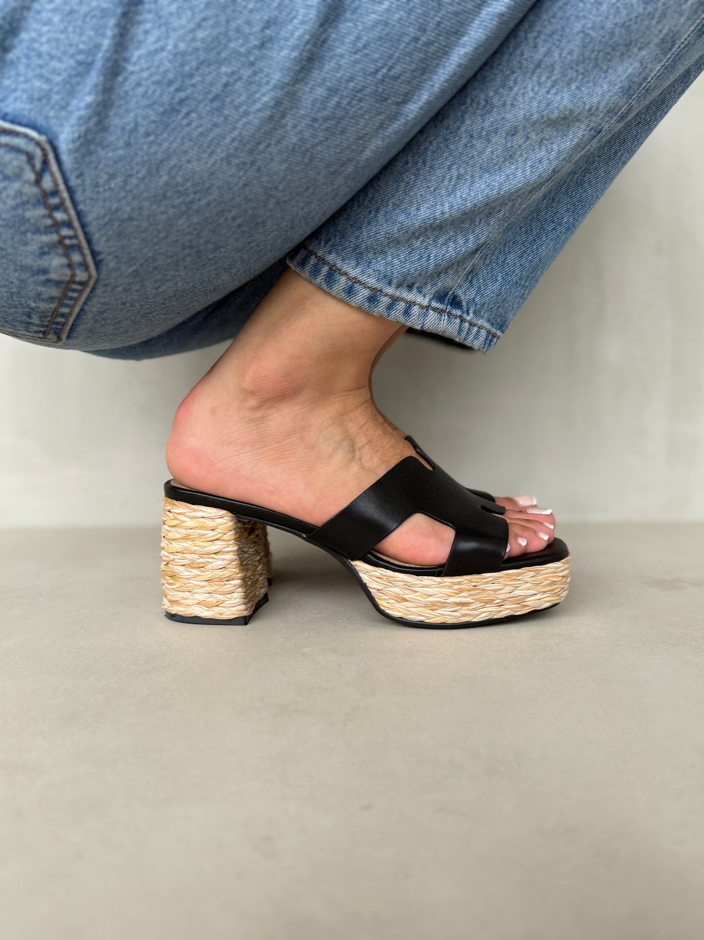 13755 – Sandalias de Tacón – Diseño Casual en Tonos Negro con Detalle Trenzado