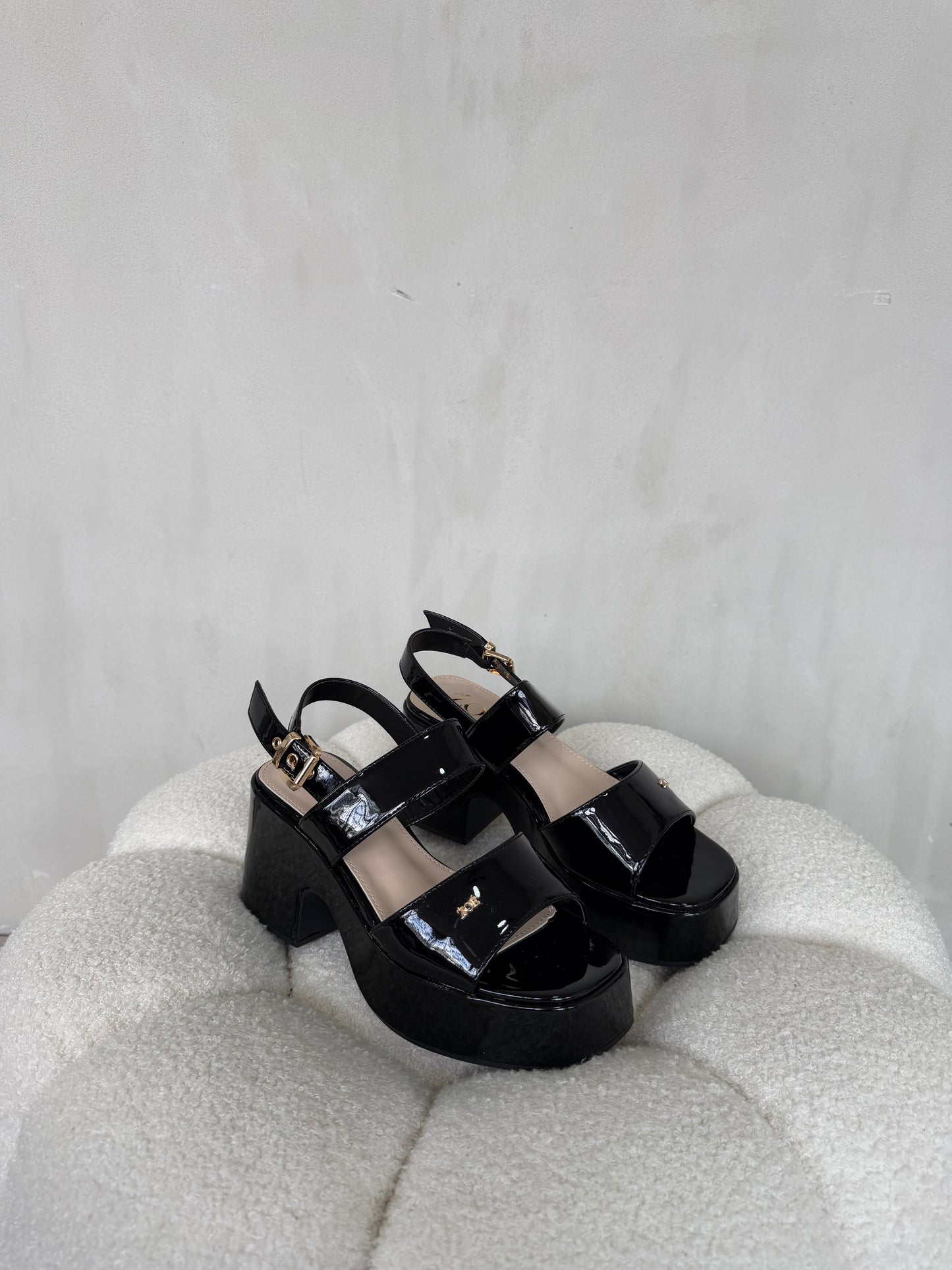 Sandalias 14914 z015 black patent