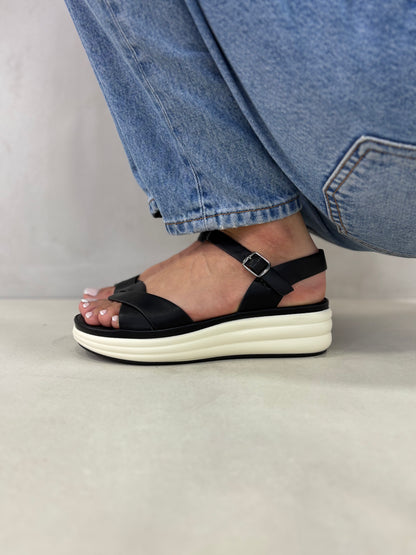 14323 – Sandalias Negras con Plataforma Bicolor y Hebilla Plateada