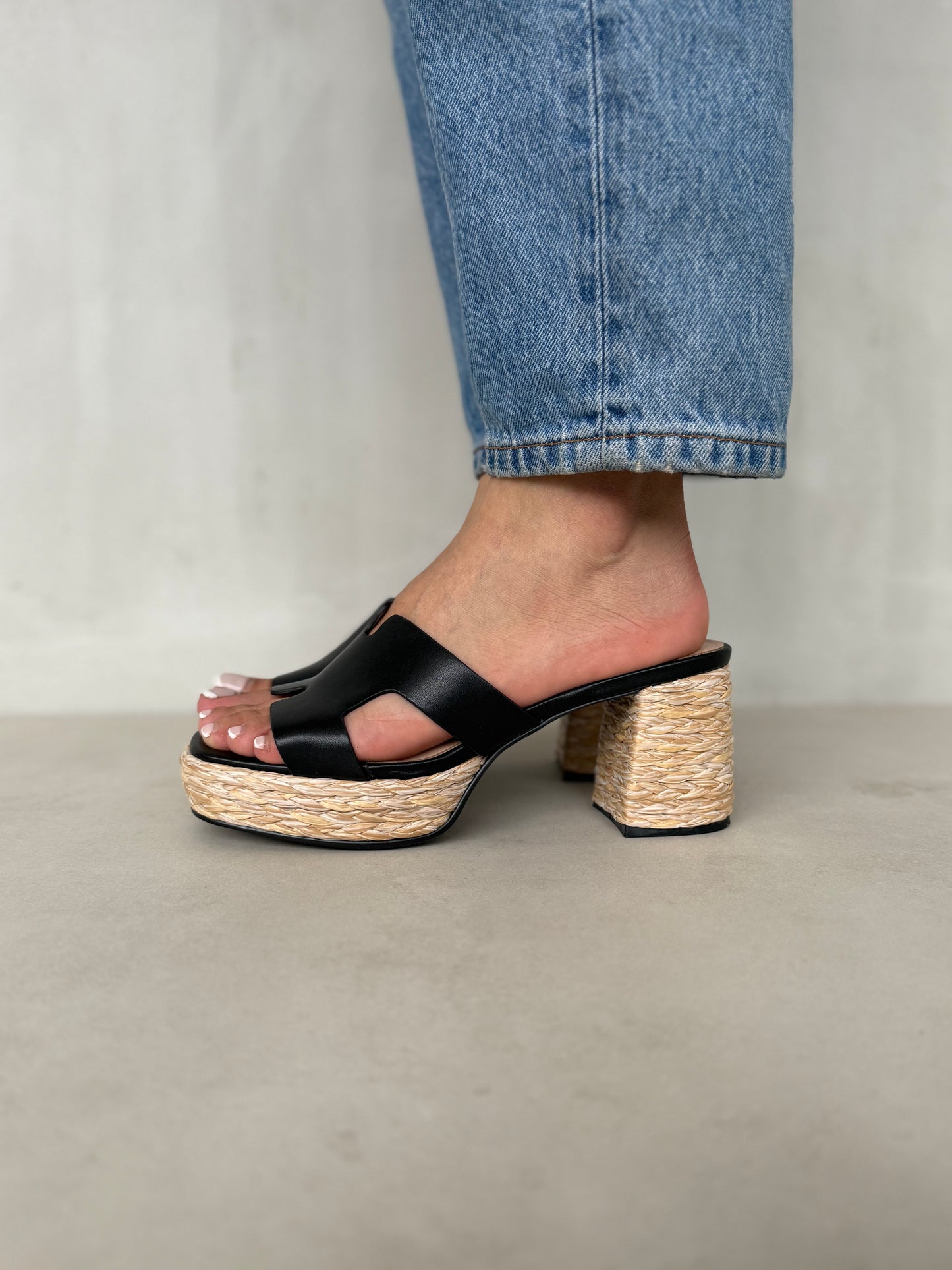 13755 – Sandalias de Tacón – Diseño Casual en Tonos Negro con Detalle Trenzado