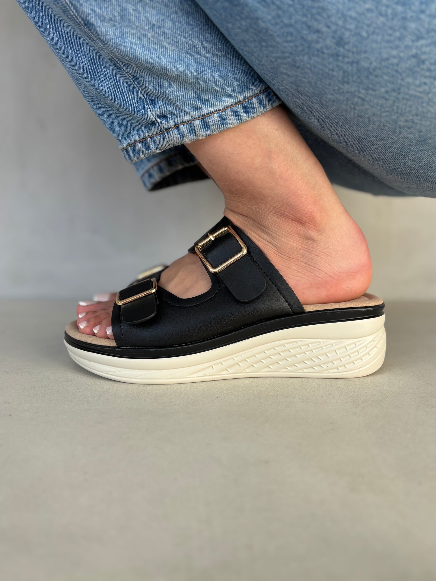 14365 – Sandalias con plataforma y hebillas doradas color negro para dama