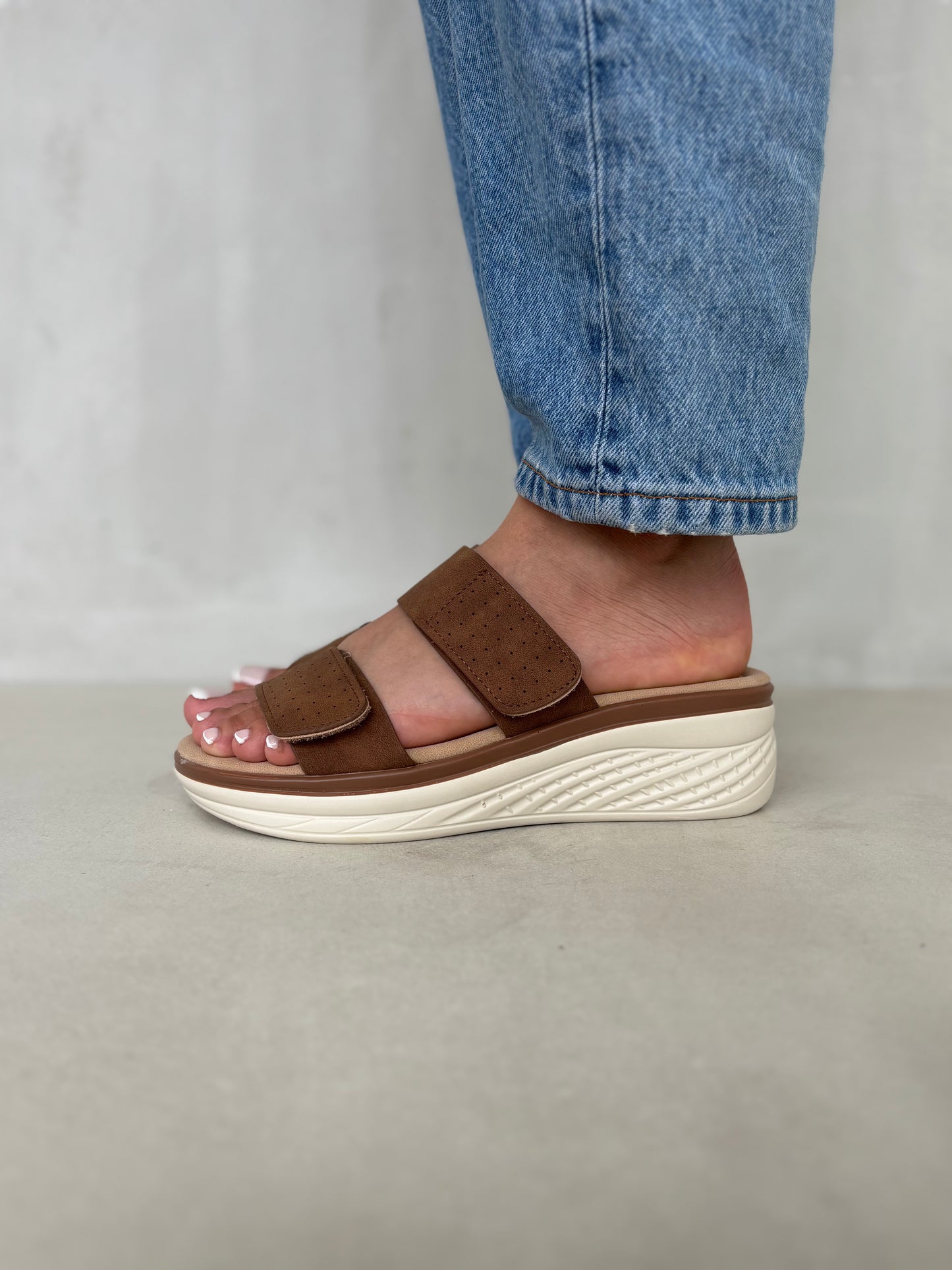 14363 – Sandalias Camel con Plataforma Ergonómica y Cierre de Velcro