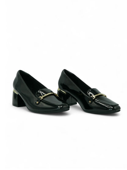 14256 – Zapatos negros de tacón medio con acabado charol y detalle dorado para dama