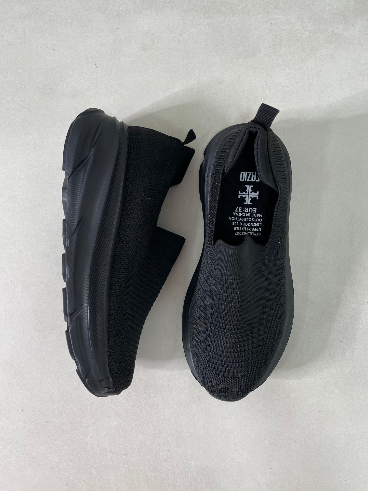 14284 – Zapatos Slip-On Negros con Suela Alta y Tejido Elástico