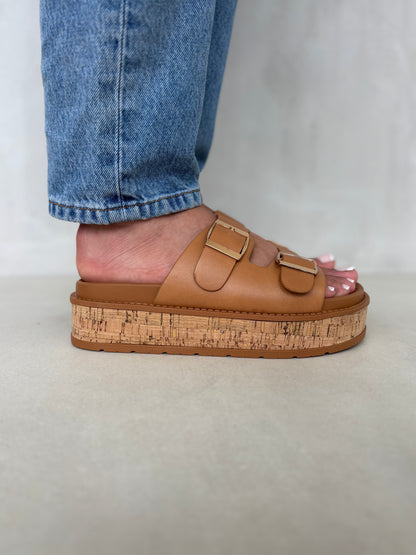 14354 – Sandalias Camel con Plataforma de Corcho y Hebillas Doradas