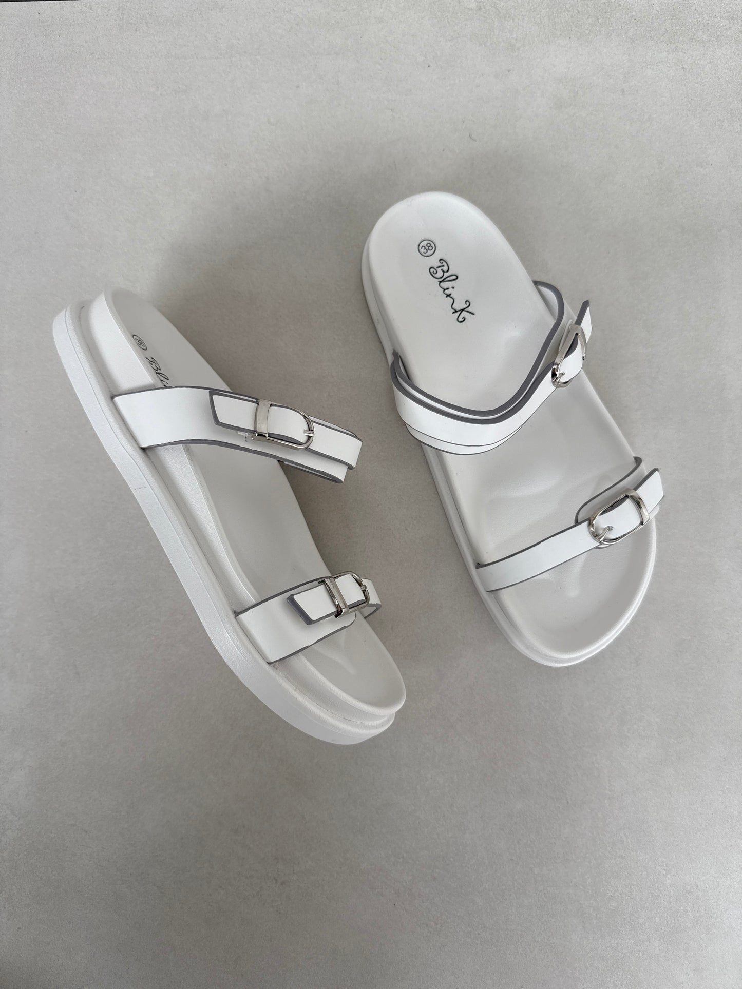 14487 – Sandalias Blancas con Doble Hebilla y Suela Ergonómica