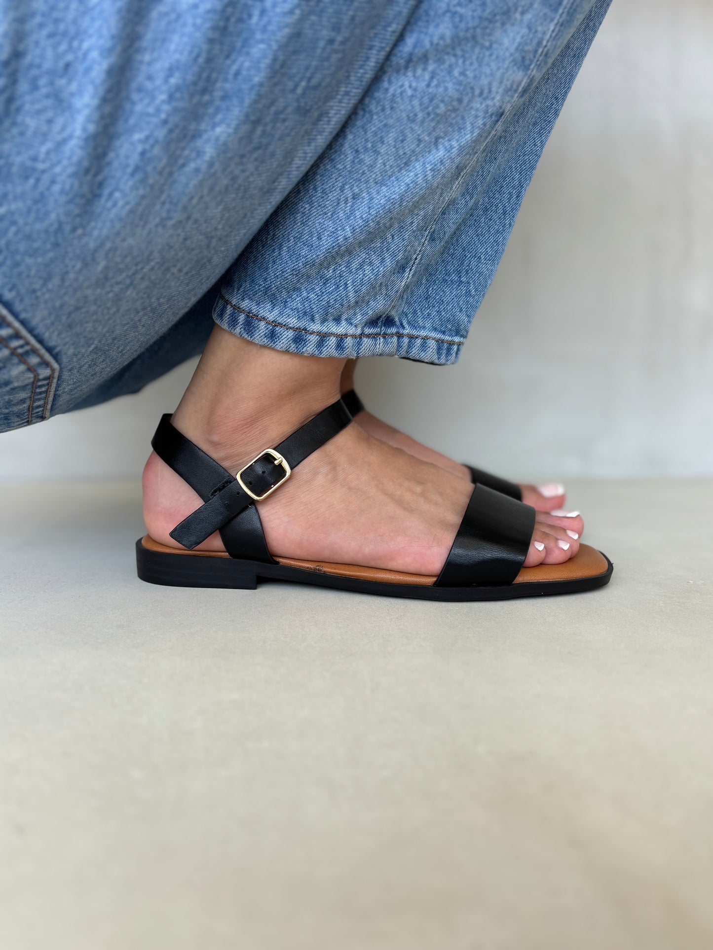 14410 – Sandalias Negras con Hebilla Dorada y Suela Baja